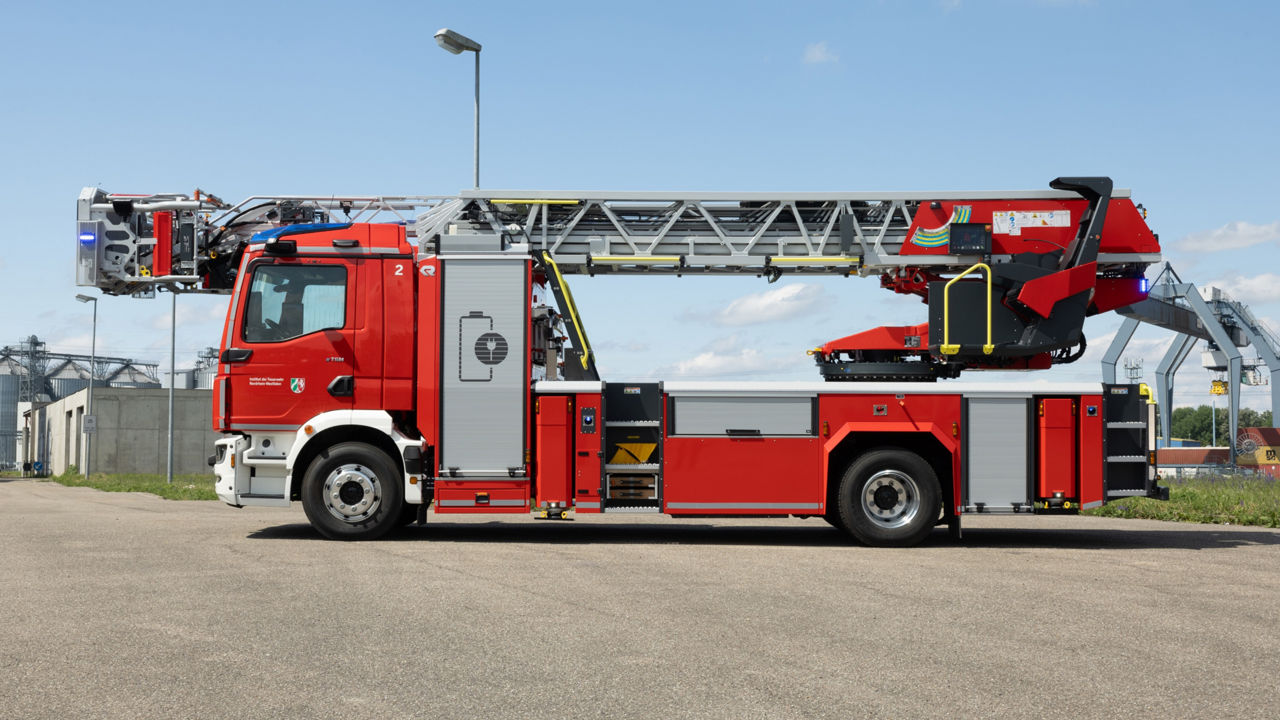 Seitenansicht des MAN eTGM als Feuerwehrauto